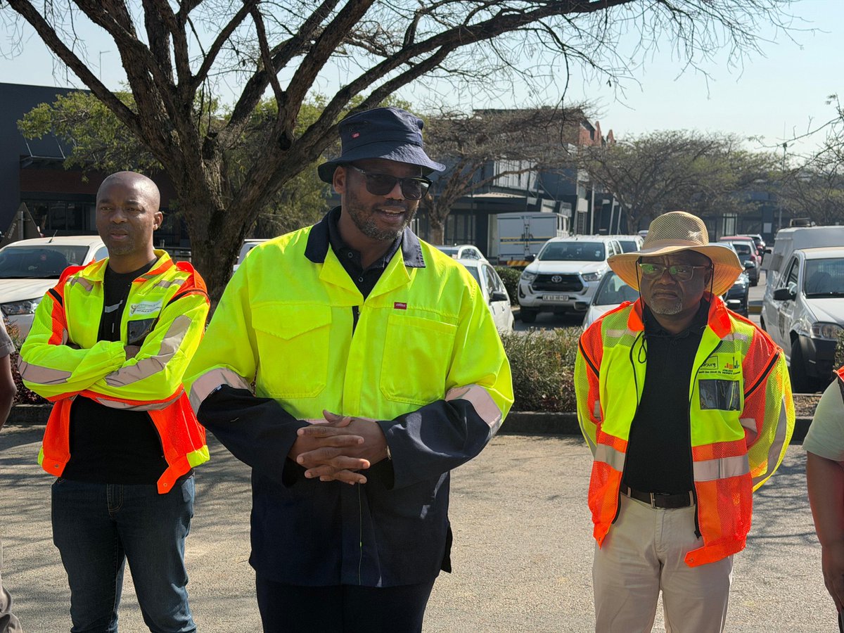 DmJomo's tweet photo. [📸 Happening Now] Together with the Executive Mayor of the City of Joburg, Cllr @DadaMorero addressing the Multidisciplinary Parade ahead of our Multidisciplinary High Impact Blitz Inspection in the @CityofJoburgZA Metro.

@GovernmentZA
#YaziniFriday #GovtUpdateZA #ServiceDelivery