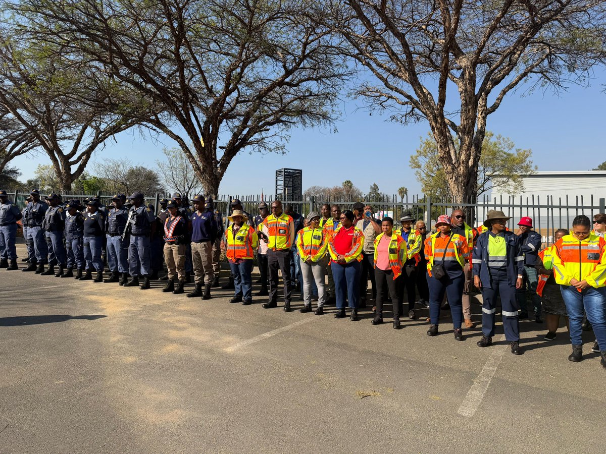 DmJomo's tweet photo. [📸 Happening Now] Together with the Executive Mayor of the City of Joburg, Cllr @DadaMorero addressing the Multidisciplinary Parade ahead of our Multidisciplinary High Impact Blitz Inspection in the @CityofJoburgZA Metro.

@GovernmentZA
#YaziniFriday #GovtUpdateZA #ServiceDelivery