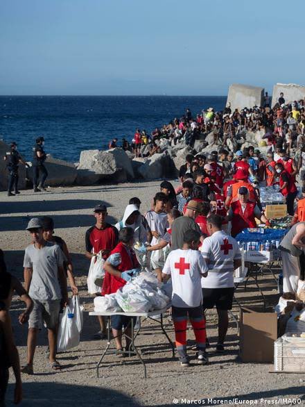 cescpoch's tweet photo. ➡️ Cap dels migrants que van entrar a Ceuta qüestiona la integritat de l'Estat, vénen precisament perquè Ceuta és Espanya i de la UE.

➡️ La principal solidaritat amb Ceuta és acollir les nenes i nens i adolescents migrants i sol·licitants d'asil en tots els territoris. https://t.co/EUB7UrfAIT