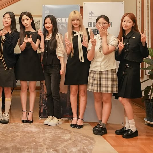 celeb_wish_list's tweet photo. ❏ WHO : #NMIXX #엔믹스 #릴리
❏ WHERE : 주한영국대사관 공식 인스타그램
❏ BRAND : #73HOURS #73아우어
❏ ITEM : 7325FW51
❏ 출처 : 주한영국대사관 공식 인스타그램 https://t.co/swvLBlgbD2
