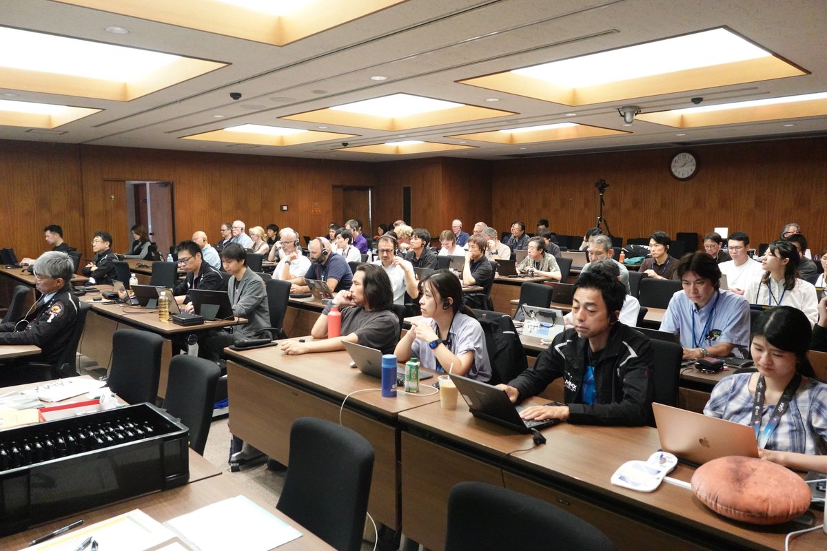 mmx_jaxa_jp's tweet photo. 9月1日〜4日の4日間、第4回MMX会議を開催しています。
今回も国内外🌍から多くの #MMX 関係者が集まりました。
10月20日のMMX探査機打上げを前に、万全の準備を整えるため、様々な議論を重ねています。
写真は、会議冒頭でプロジェクト概要を説明する川勝プロジェクトマネージャと、会場の様子です📷 https://t.co/0QZOoxl5TJ