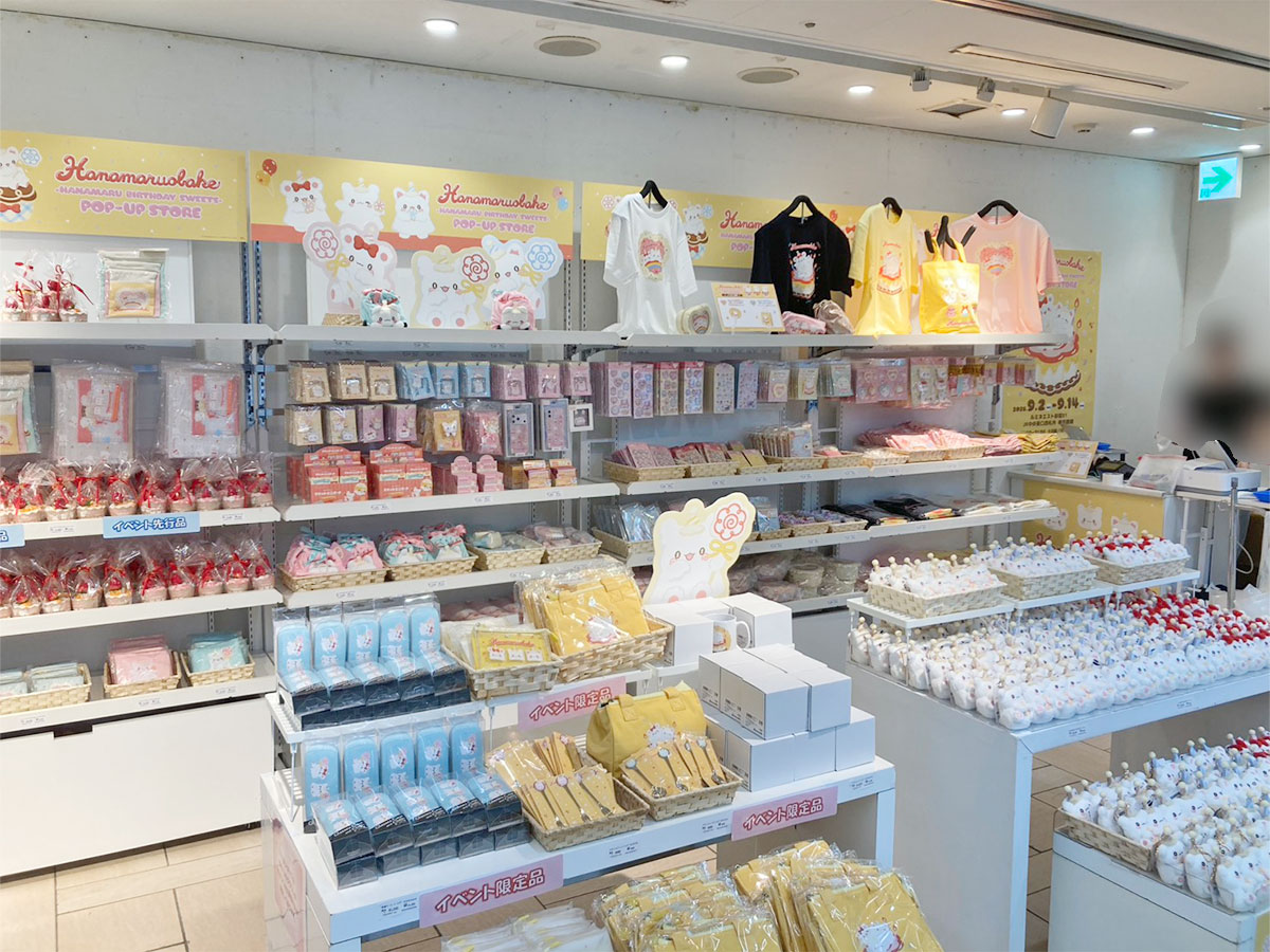 marimocraft_eve's tweet photo. ✨本日スタート✨
🍎はなまるおばけ ハナマルバースデースイーツ POP-UP STORE🍎
💮2026/9/2(水)～9/14(月)
💮平日 11:00～21:00
　 土日祝 10:30～21:00
💮ルミネエスト新宿B1 JR中央東口改札外 券売機横
💮https://t.co/OnZMBsC7lN

かわいいお店の様子をお届け📸🎵
お買い上げ特典もご用意しています🎁

#はなまるおばけ #サンリオ #ルミネエスト新宿