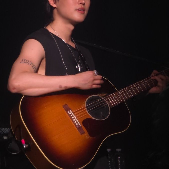 nalaskena's tweet photo. @ISOLOPHILlA @simfoniharap :; GARDA

Nih, Ra, pacar lo waktu masih bandel-bandelnya dan mau gue tarik jadi lead guitarnya The Cuff.

Semoga convincing. 🙏 The Cuff baru rilis album baru, soalnya. Freelance guitarist sense of rhythmnya nggak ada yang sebagus dia. https://t.co/H5Booobbap