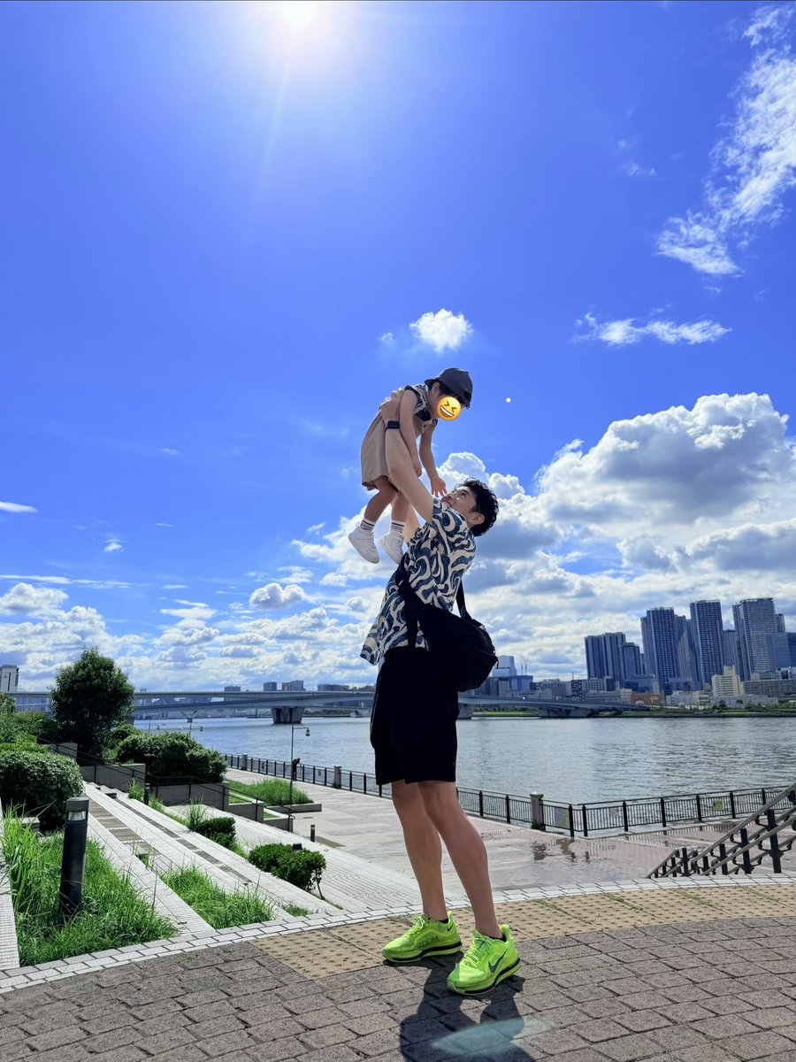 yoshiopiiya's tweet photo. 高い高い　いつまでできる　夏の空　

おぱぴまる https://t.co/kdEbfXnt4t