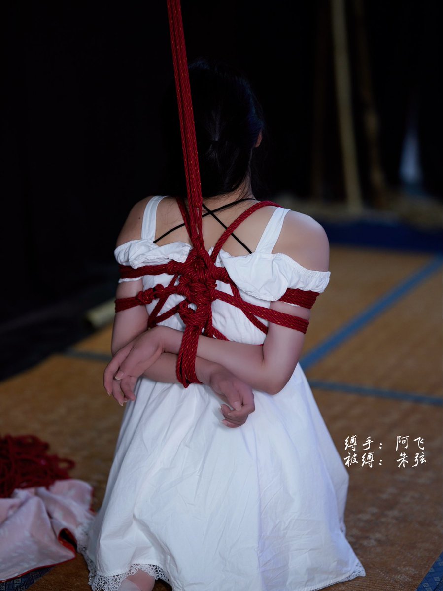 afei_shibari's tweet photo. 红绳和老师今天这身很搭呦
🧚‍♀️@xian3hao
🪢@afei_shibari
📷@nikki_shibari
🏡 @lan_shibari

#绳缚 #吊缚 #捆绑 #shibari
(所有行为均知情同意 无真实暴力发生) https://t.co/rIoV0hj7md