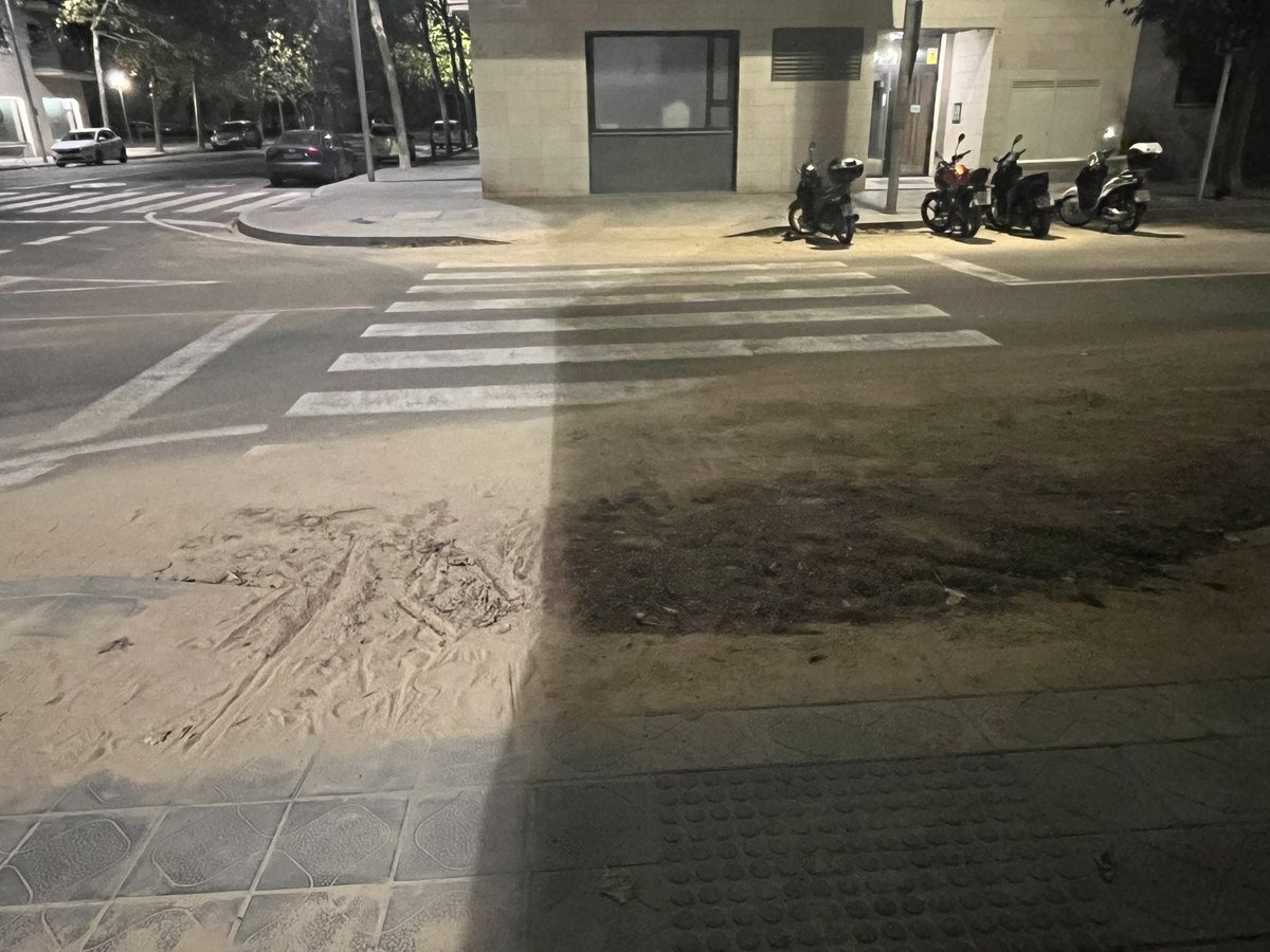 den_eq's tweet photo. Tenim el barri que no sabem si estem a la  Pedrera o al Rally Dakar.
Ha pasat més d’una setmana des de la pedregada famosa i els carrers encara estan plens de pols,fulles,sorra i pedres.
Dillums que ve comença el curs escolar i així estem encara.
@TGNAjuntament espavil https://t.co/aYTSK5yVnv