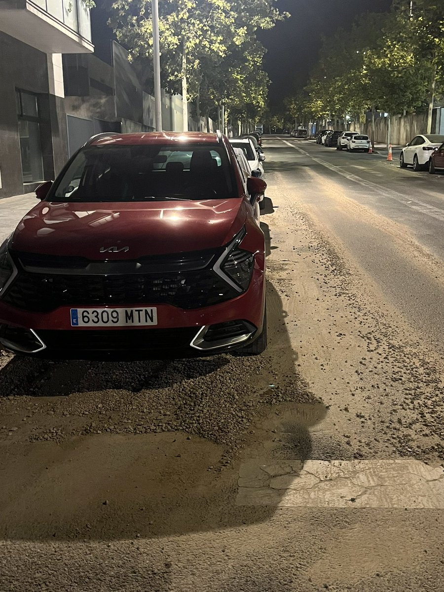 den_eq's tweet photo. Tenim el barri que no sabem si estem a la  Pedrera o al Rally Dakar.
Ha pasat més d’una setmana des de la pedregada famosa i els carrers encara estan plens de pols,fulles,sorra i pedres.
Dillums que ve comença el curs escolar i així estem encara.
@TGNAjuntament espavil https://t.co/aYTSK5yVnv