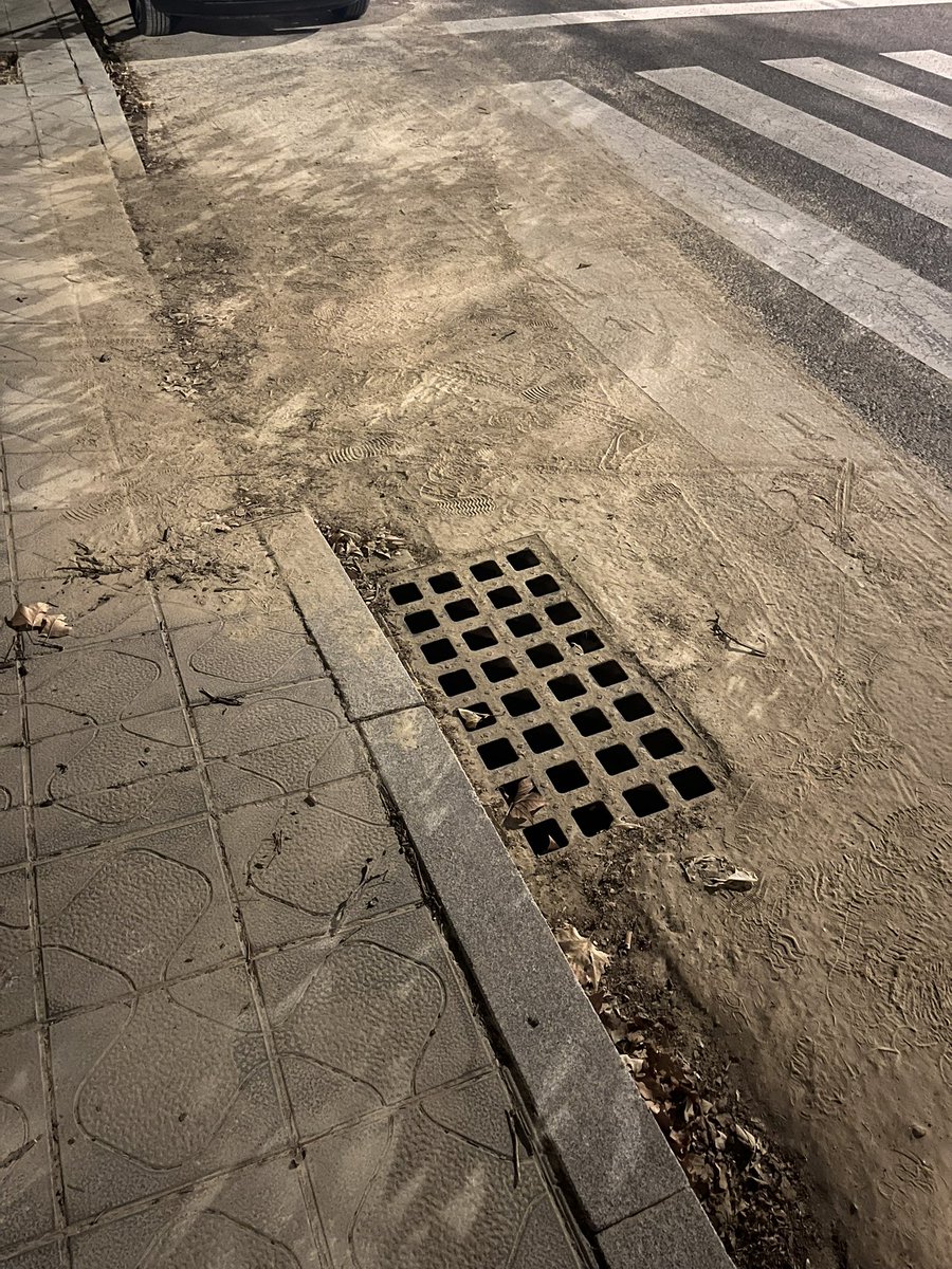 den_eq's tweet photo. Tenim el barri que no sabem si estem a la  Pedrera o al Rally Dakar.
Ha pasat més d’una setmana des de la pedregada famosa i els carrers encara estan plens de pols,fulles,sorra i pedres.
Dillums que ve comença el curs escolar i així estem encara.
@TGNAjuntament espavil https://t.co/aYTSK5yVnv