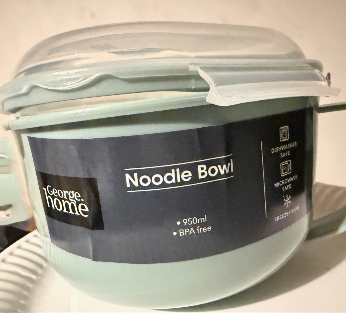 lungisa17's tweet photo. @AsdaServiceTeam @asda I know they are cheap but I would of wanted them to work as described. The bowl can’t be closed/sealed at all. They all seem warped. Surely you can’t sell faulty items regardless how cheap they are. Tried to use it at work and it doesn’t even seal properly https://t.co/cXXNmUptrV