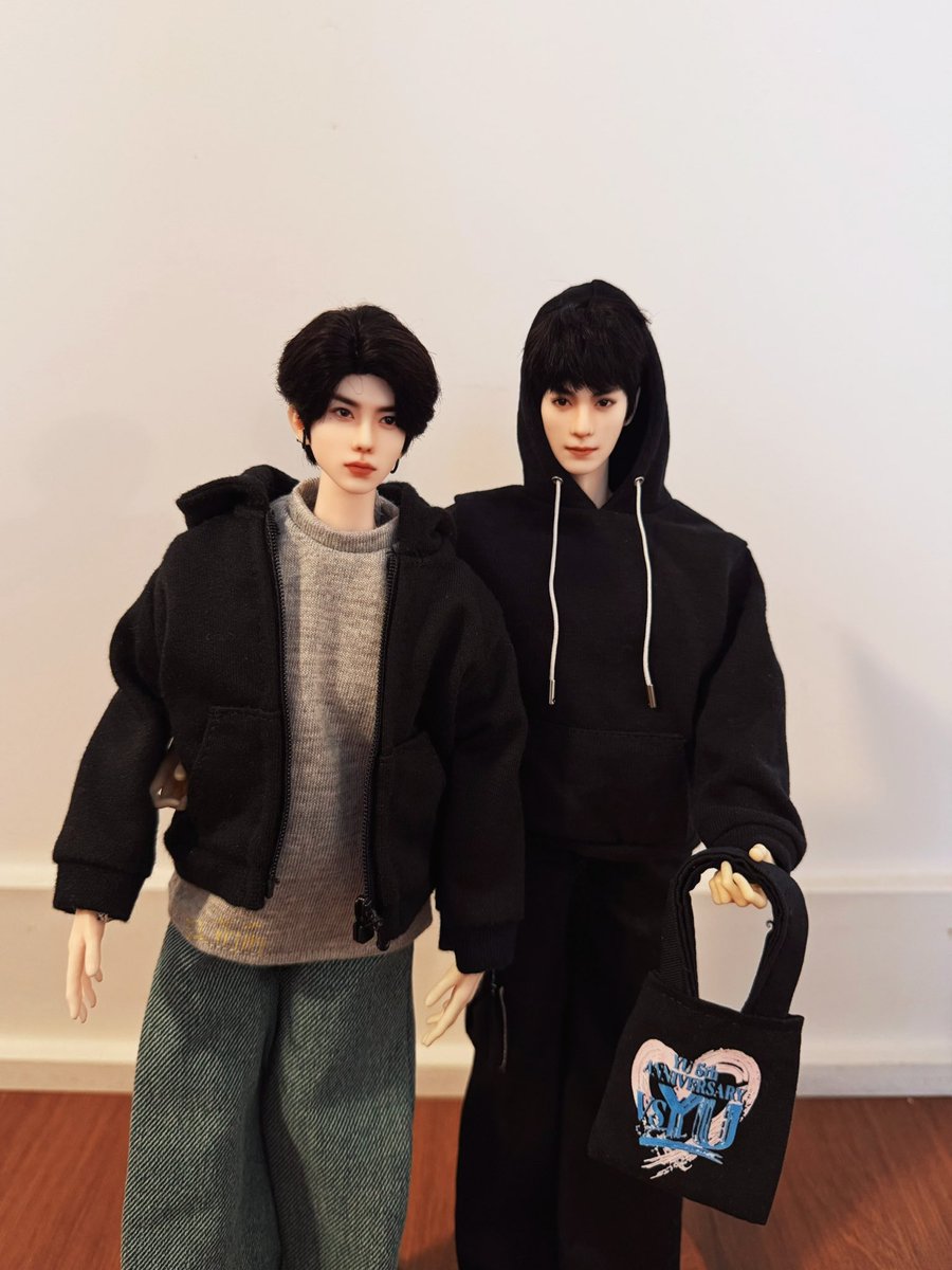 eronowj's tweet photo. 橫濱3部再次給YU看了bjd娃娃，1月時給他看了剛��好的頭，YU很驚訝一直問是怎麼做的，覺得好厲害，這次給他看了完成體：
我：你看，衣服都配好了，怎麼樣？
YU：真的好厲害，這些衣服都是你自己做的嗎？
我：不不不，我不會做😂山芋做的，帥嗎？我就是給你看看🤣
YU：🤨
#YU #楊宇騰YU 
#TALKtoYU https://t.co/iHM9132vCZ