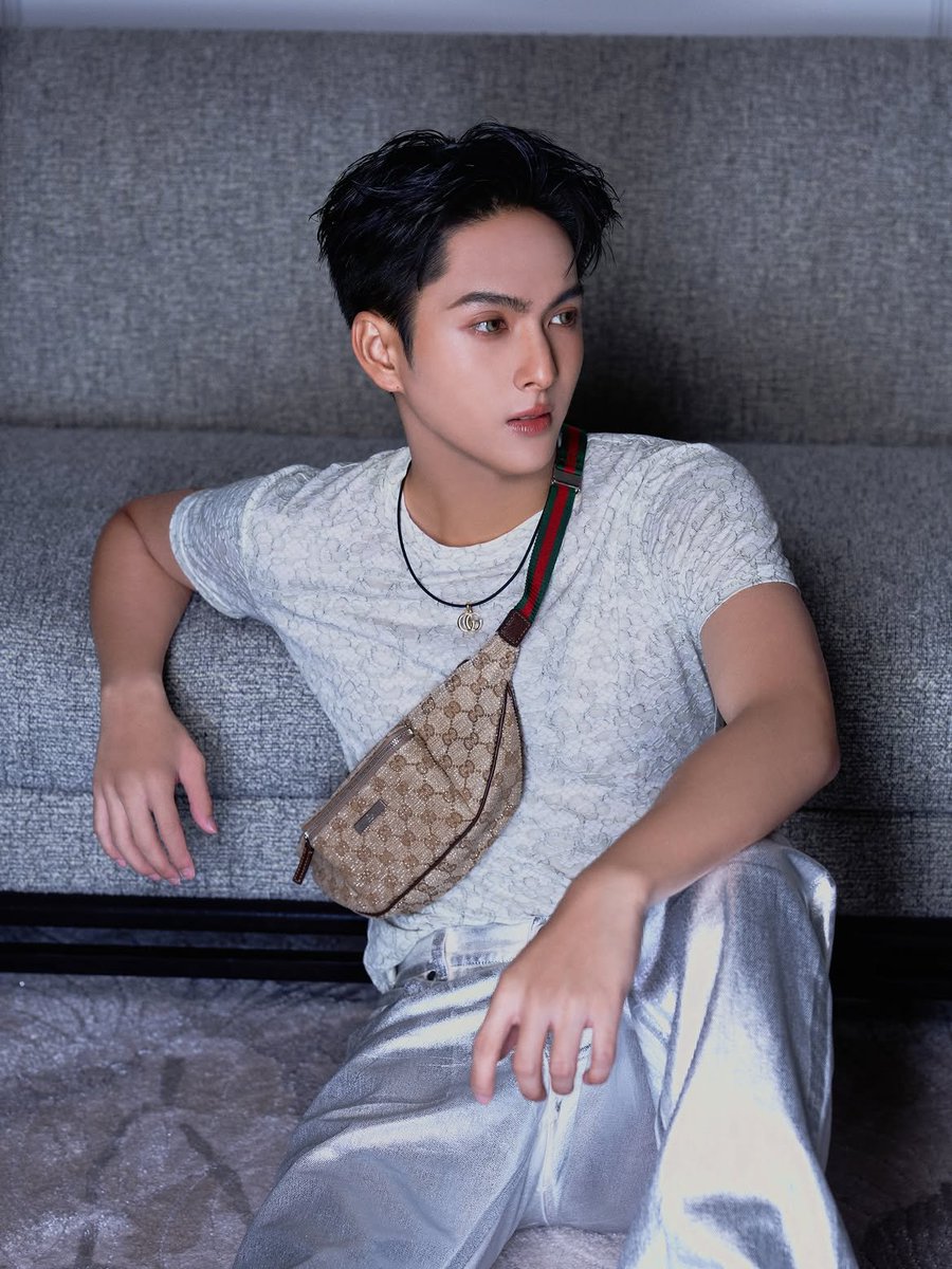 EverydaynewsTH's tweet photo. เท่เกินต้าน "คอปเปอร์ เดชาวัต" ร่วมถ่ายทอดจิตวิญญาณแห่งงานดีไซน์ และรหัสอันเป็นเอกลักษณ์ของแบรนด์ Gucci ผ่าน Gucci Primavera คอลเลกชั่นเต็มรูปแบบครั้งแรกภายใต้วิสัยทัศน์ของ Demna

#EVERYDAYth
#COPPERdechawat
#BUSbecauseofyouishine 
#Gucci #GucciPrimavera https://t.co/lScGYiQjyK