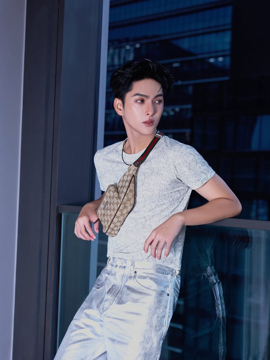 EverydaynewsTH's tweet photo. เท่เกินต้าน "คอปเปอร์ เดชาวัต" ร่วมถ่ายทอดจิตวิญญาณแห่งงานดีไซน์ และรหัสอันเป็นเอกลักษณ์ของแบรนด์ Gucci ผ่าน Gucci Primavera คอลเลกชั่นเต็มรูปแบบครั้งแรกภายใต้วิสัยทัศน์ของ Demna

#EVERYDAYth
#COPPERdechawat
#BUSbecauseofyouishine 
#Gucci #GucciPrimavera https://t.co/lScGYiQjyK