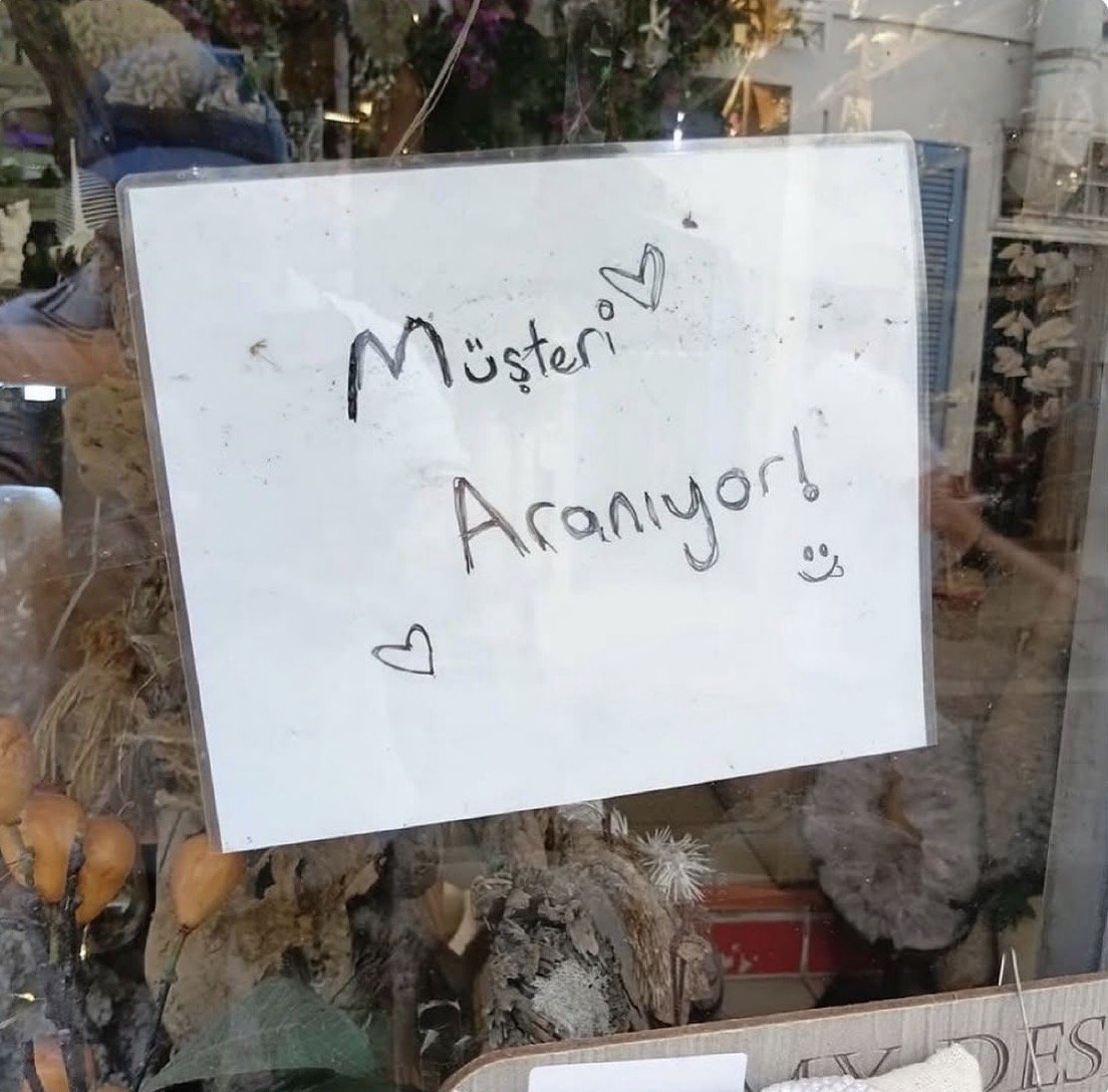 LossMarass's tweet photo. Temsili Dulkadiroğlu'nun satış yapamayan esnafının camına astığı yazı:

"Müşteri aranıyor." https://t.co/fj8ffwGBPV