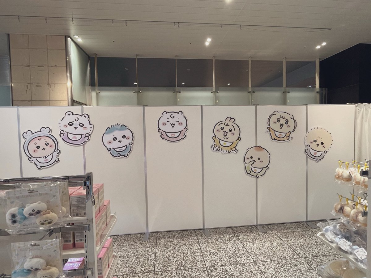 hamunosea's tweet photo. 大宮ポップアップ行ってきたよ！
可愛い空間に行けて満足♡だがエアコンなく汗だくだくで30分の制限時間が私の制限時間でもあった‥
品物は本当になくて本命のちいかわ、カニちゃんマスコットはおろか、在庫処分と言われても仕方ない品揃え。代行頼む人は詐欺にもご注意を。 https://t.co/YFyHWjUPcz