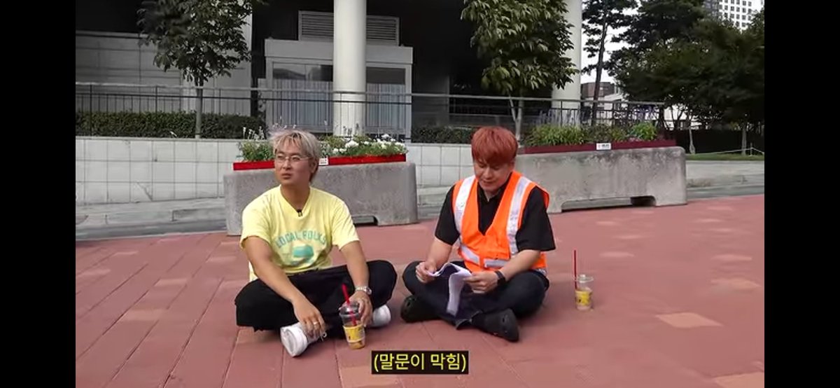 laughtooday's tweet photo. 둘이 왜 거기서 그러고…?
심지어 살짝 경사진 곳 같아서 더 안쓰러움 https://t.co/AiGyKdtXkI