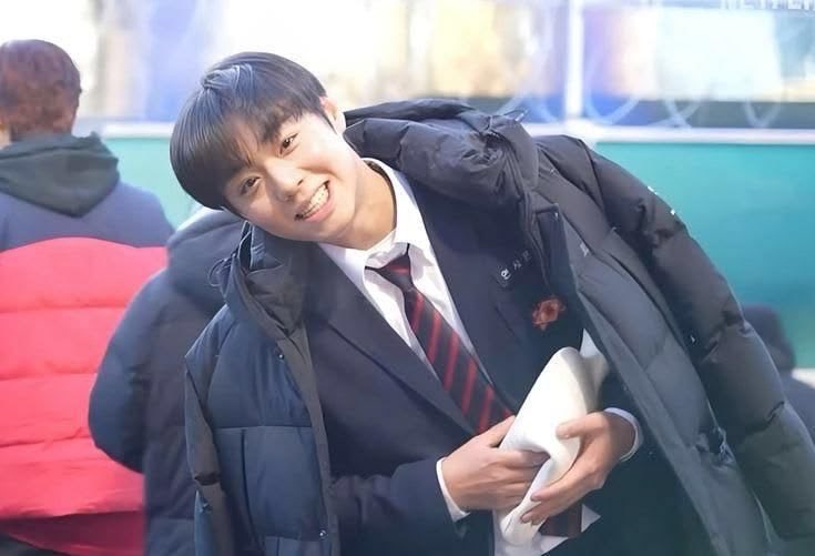 appleteabags's tweet photo. pictures of jihoon smiling while dressed as sieun will always get me THATS MY SONNNNNN https://t.co/QQWAbDRV36
