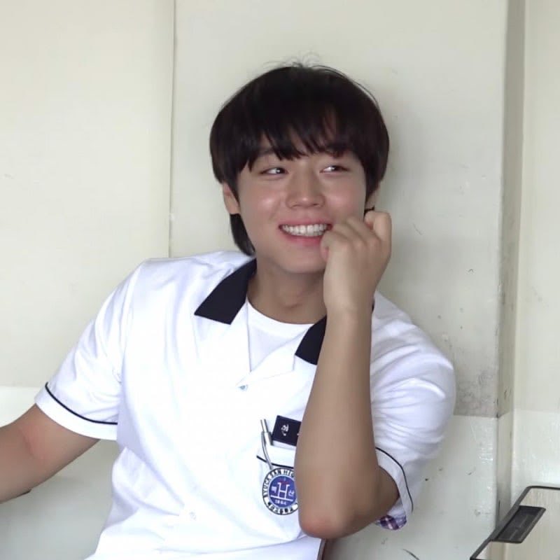 appleteabags's tweet photo. pictures of jihoon smiling while dressed as sieun will always get me THATS MY SONNNNNN https://t.co/QQWAbDRV36