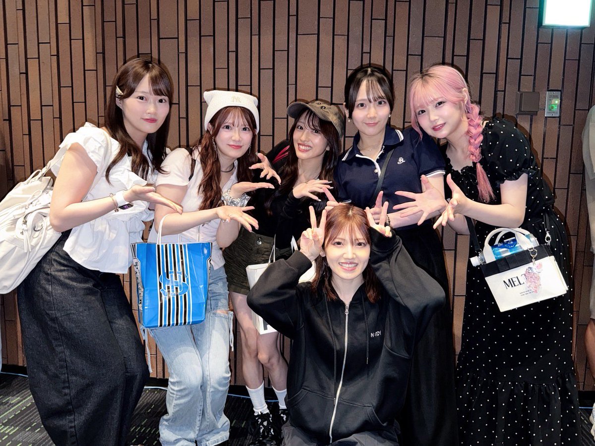 mionnn_48's tweet photo. #舞台ダンダダン 先日AKB軍団で見に行ってきました👀
今ここ本当に3次元⁉️ってなるくらいアニメの世界にそのまま入り込んだような迫力のある演出とお芝居に圧倒されまくり！何より卒業しても進化し続けるゆうちゃんが今回もかっこよすぎて惚れました！🍑
あと猫化ﾀｰﾎﾞﾊﾞﾊﾞｱ…かわいい…🐱🧧 https://t.co/NbypbsUWDj