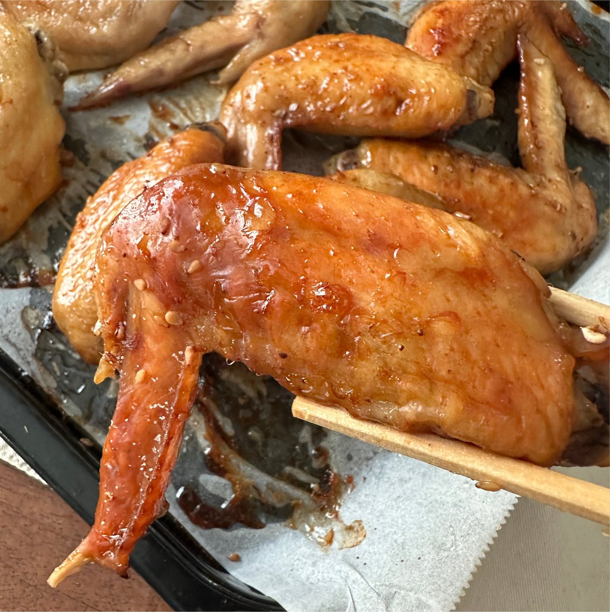 syunkon0507's tweet photo. 【ごめんなさい再投稿です！🙏】

手羽先をオーブンで焼く時は200〜220度で20〜30分が基本なんですが、一回140度で80分焼いてみて…

柔らかジューシー、身が骨からホロっと取れる極上の焼き上がりに！！

時間はだいぶかかるけど基本放置でいいし子どもでも食べやすいんで、余裕がある日に是非！！ https://t.co/FqIpHZ3uiT