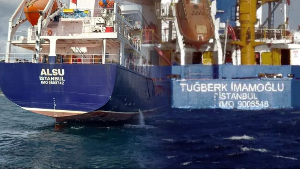 ConflictTR's tweet photo. Bu sabah Silivri açıklarında iki ticari geminin çarpıştığı kazanın ayrıntıları:

Saat 03.15’te ALSU ile TUĞBERK İMAMOĞLU adlı gemiler çarpıştı.

Çarpışmanın ardından TUĞBERK İMAMOĞLU battı. 

Gemide kaptanlar dâhil tamamı Türk 10 denizcinin bulunduğu bildirildi.

Bölgede deniz derinliğinin yaklaşık 800 ila 900 metre olduğu tespit edildi.

Arama kurtarma çalışmaları devam ediyor.