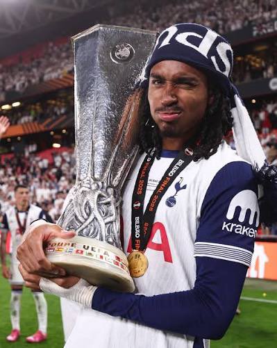 jjiszatt's tweet photo. genuinely heartbroken at the number of my faves who have left the club this transfer window 🪟😔 

hoping i become as attached to some of the newbies but rn am gutted 🤍 https://t.co/C2I3eZ4BEF