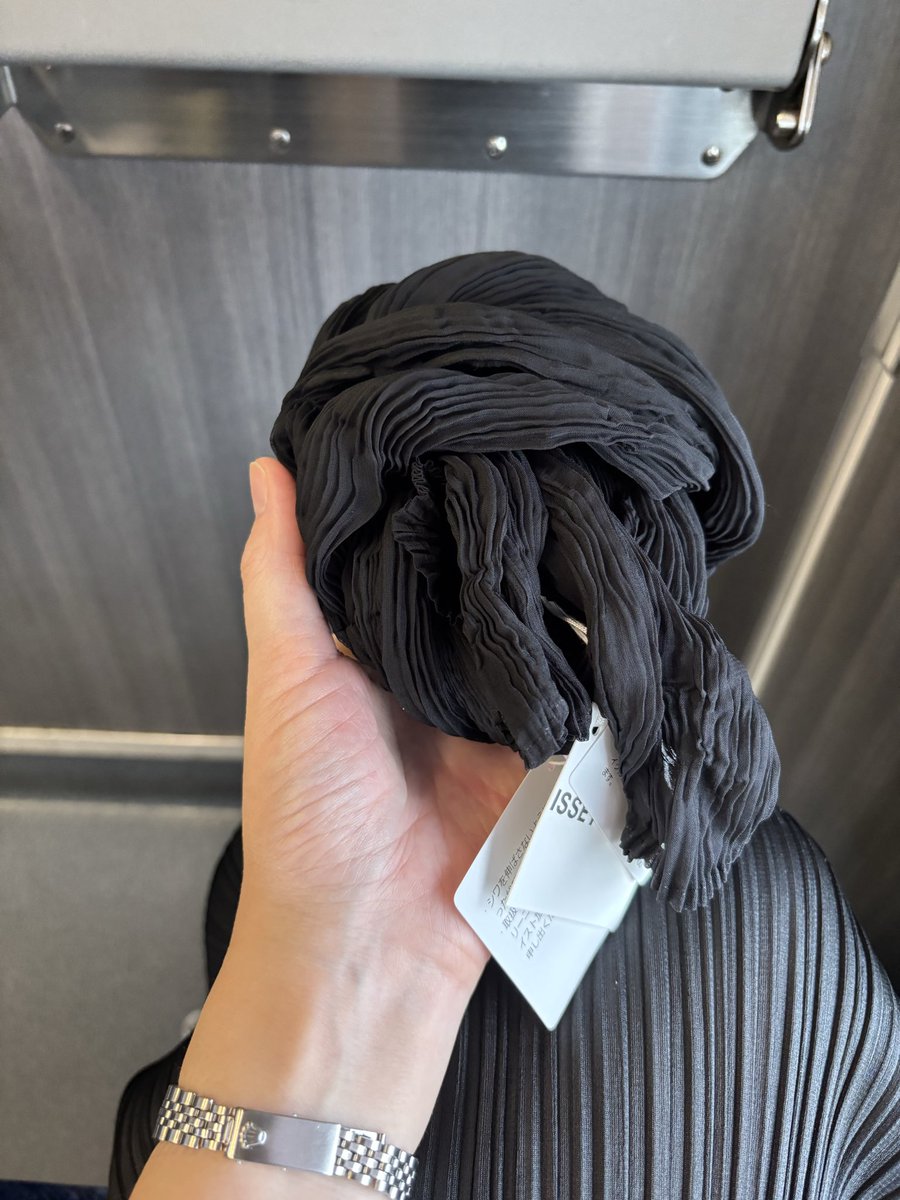 iso_bemaki's tweet photo. 🚃に揺られて帰宅中😴
欲しかったものは売り切れか似合わないか買うまでの決め手に欠けるか。
久々のノーバイかと思いきや今月末で切れるポイントがあったので、初のシフォンだけ買いました。
本命は来月のメタルプリーツ‼️ https://t.co/jxkPt645dX