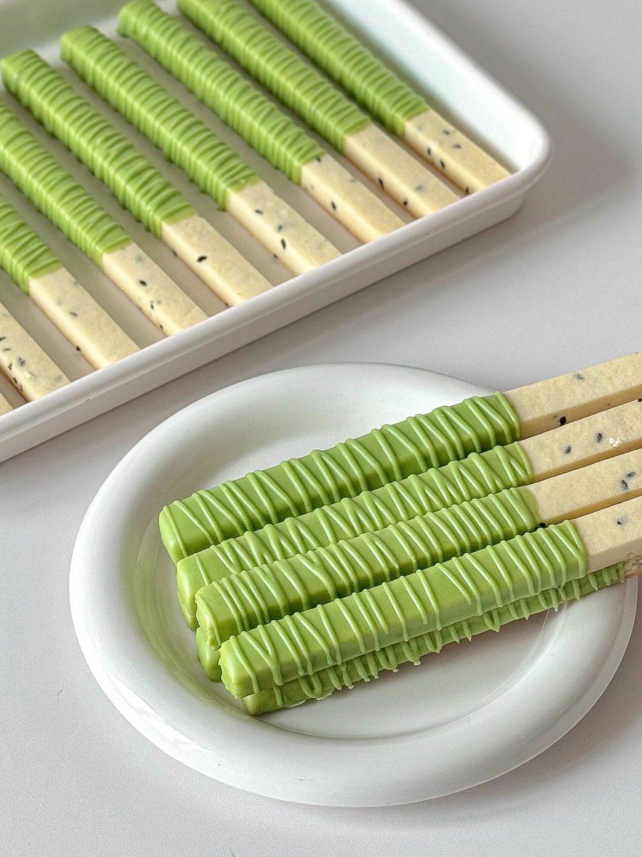 hsksjsb's tweet photo. Sharing these crispy matcha pocky sticks with my snack buddy  No better afternoon pick-me-up than sweet matcha treats!， https://t.co/giJECC9N5a