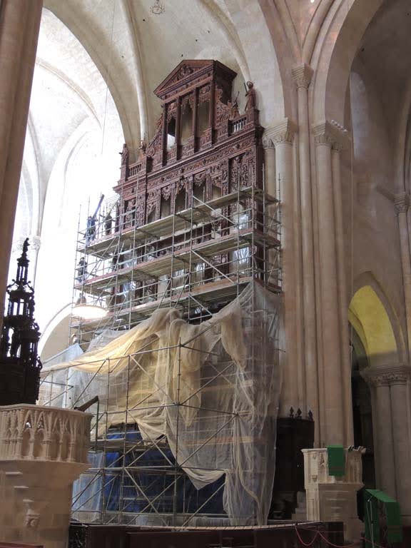 mv_arte's tweet photo. Hace 14 años restauramos la fachada y la mazonería del órgano mayor de la Catedral de Tarragona, y debajo de la escultura de San Pedro nos encontramos una partitura que entregamos a la Delegación de Patrimonio del Arzobispado. https://t.co/3KGU6rqSbq