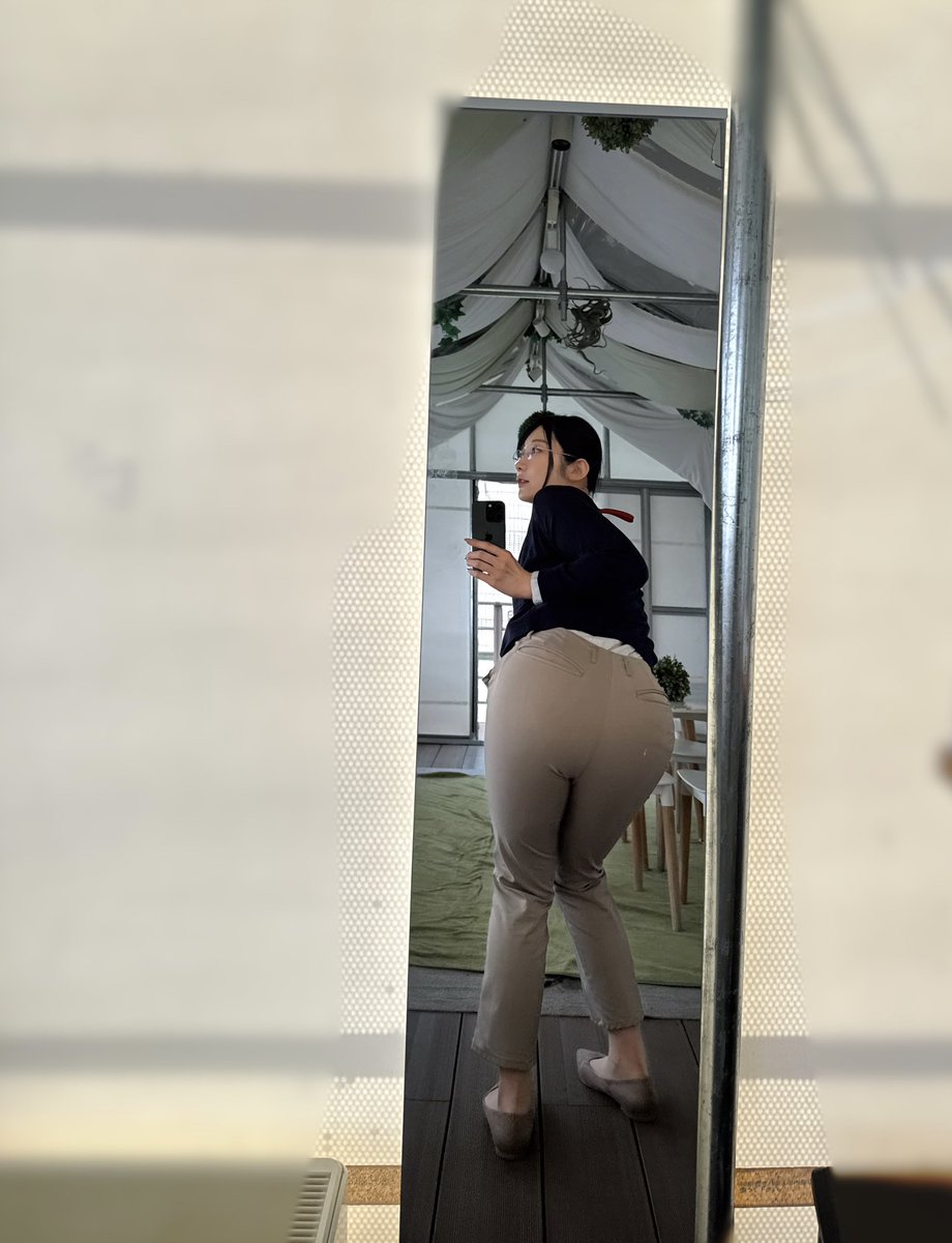 suisuisuimming's tweet photo. 26歳/ 168㌢/ 安産型/ ΛV会社秘書

スカートとパンツどちらがお好きですか？ https://t.co/rRfsQWjeTO