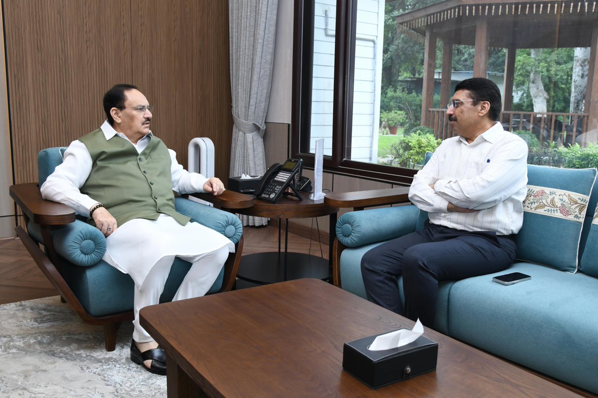 deepakmhaskey's tweet photo. आज केंद्रीय मंत्री श्री @JPNadda जी से मुलाकात हुई। उनका कुशलक्षेम जाना और उनसे बातचीत की।

नड्डा जी के विचार, अनुभव और मार्गदर्शन हमेशा नई ऊर्जा और प्रेरणा देते हैं। उनसे मिलकर हर बार कुछ नया सीखने और बेहतर करने की प्रेरणा मिलती है। 🇮🇳 https://t.co/dnE8Mmn6iR