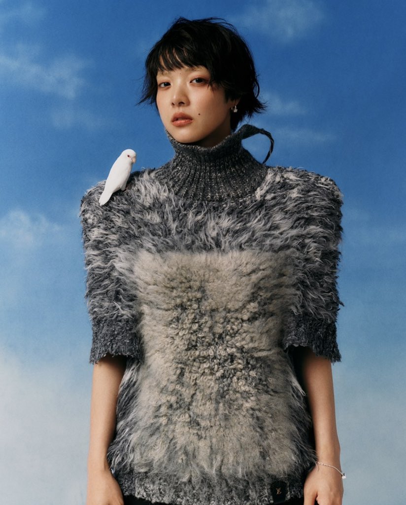 GINZA_magazine's tweet photo. GINZA 10月号「あいみょんとファッション」から特別に中面の写真を公開。新作ピースの着こなしやMVの衣装秘話、ヘアメイクの変遷、私服アイテムの披露など、30ページ以上にわたって大特集。さらにあいみょんのキュートなポーズがステッカーになった特別付録もお楽しみに✨ https://t.co/ZIIkJCwPO6