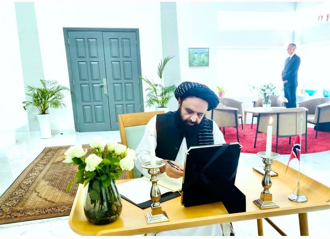 RLogaray's tweet photo. په ابوظبي کې د ا.ا.ا. سفیر ښاغلي مولوي بدرالدین حقاني، د ناروې د پاچا هارالد پنځم د وفات له امله په متحده عربي اماراتو کې د ناروې سفارت له لوري د تعزیت په پرانیستي کتاب کې د تسلیت او غمرازۍ پیغام ثبت کړ https://t.co/DMOVIXpor2