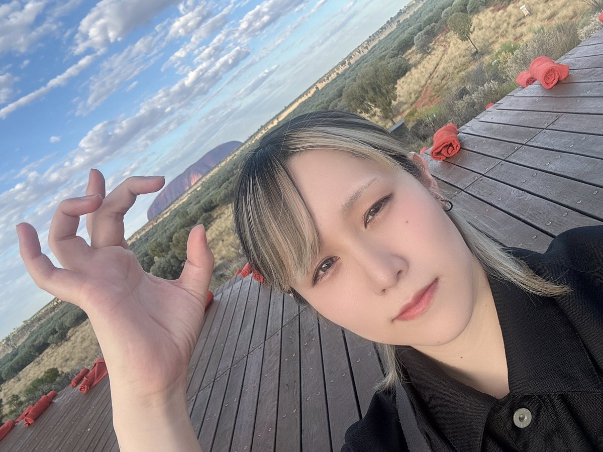 orange_qAp's tweet photo. 広い空、大きな岩 https://t.co/BwJGV9p5oT