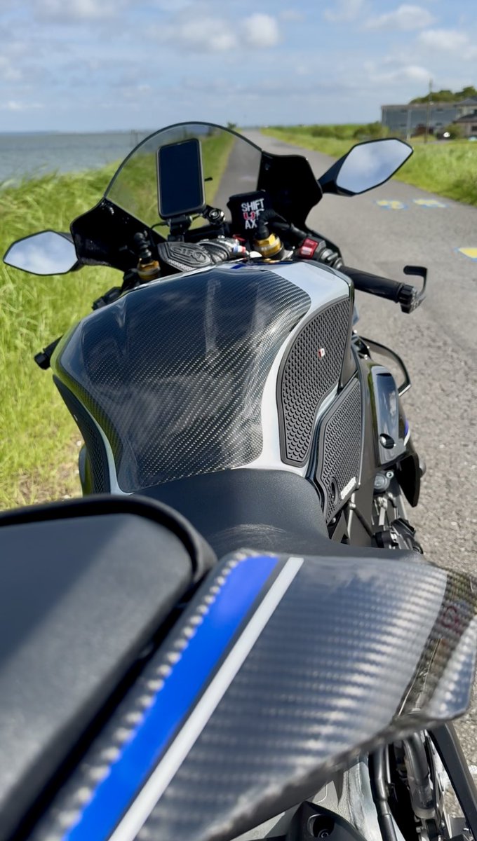 FreedomFox9's tweet photo. R1って、どこが一番カッコいいですか？🤩

① フロントマスク
② タンク・カーボン
③ ブルーのホイール
④ 4クロスプレーン
⑤ マフラー
⑥ その他

#毎月1日はR1の日
#YZFR1
#YZFR1M
#YAMAHAが美しい https://t.co/vgQJq5m72b