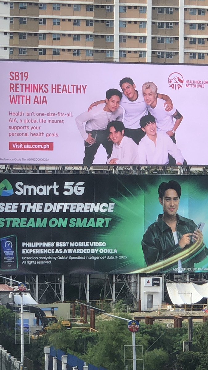 heyritaelaa's tweet photo. woahhhh! grabeee yurn ohhh. edsa guadalupe hits different at 4pm when the mahalima are on the billboard. bugshhh!  slmt so much ninang @aia_philippines for this! commute to work instantly made better. 

@SB19Official #SB19 https://t.co/alU45ZHXYk