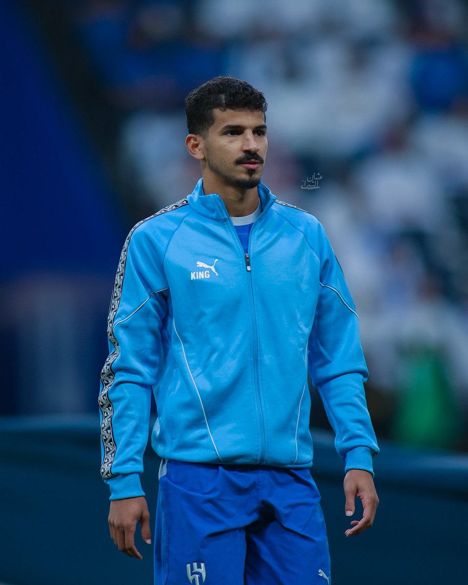 AlhosamK's tweet photo. بعد تحقيق الهلال للدوري التاريخي والاستثنائي 2023 

قرر الهلال انه يشيل ميشيل ويجيب جناح أجنبي 

وبدأ بالبحث عن خيارات واعتقد من ابرزها كان كومان لاعب النصر 

فجأة وبدون سابق انذار ، سعود عبدالحميد أفضل محلي بالهلال آنذاك مع سالم يطلع لروما بمبلغ 2 مليون يورو بحجة الاحتراف اللي ما نشوفه الا مع لاعبين الهلال انتم متخيلين ايش معنى 2 مليون يورو ؟ في وقت جالس يندفع بلاعبين 20-30 مليون يورو 

طلع سعود وقررو يجيبون كانسيلو هههههههه هنا تلخبطت اعدادات الفريق موسمين متتالية وصار عندنا 2 أظهرة اجانب " علماً ان كانسيلو لو كان بيجي كان لودي ممكن يطلع ويجي كانسيلو يسار وسعود يمين " 

احتياجنا جناح " صار عندنا ظهير أجنبي لأن مافي ولا محلي يمين بالسوق كان افضل من سعود  " وجلسنا نرقع بالجناح مرة القحطاني ومرة كايو ومرة مالكوم اللي أثبت فشله كلاعب جناح " لاعب 10 افضل " 

لين وقعنا مع هذا الشخص التاريخي اللي أعطانا بوادر في خمس مباريات انه اللاعب المناسب بالمكان المناسب 

شكراً لصاحب النظرة الثاقبة اللي التفت له وجابه 💙