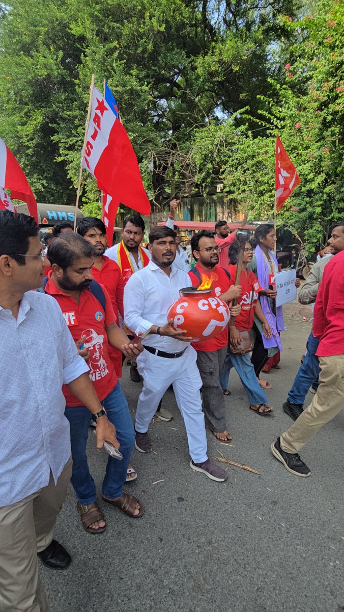AiyfBanka's tweet photo. AIYF और AISF के साथियों द्वारा हुसैनीवाला स्थित भगत सिंह, राजगुरु और सुखदेव के “शहीदी स्थल” से लाई गई मशाल आज दिल्ली के रामलीला मैदान पहुंची, जहां भारतीय कम्युनिस्ट पार्टी (CPI) द्वारा “बदलाव जरूरी है” रैली का आयोजन किया गया।
#BadalaavZarooriHai #CPI #AIYF #AISF। https://t.co/VlhNMUZ8Cc
