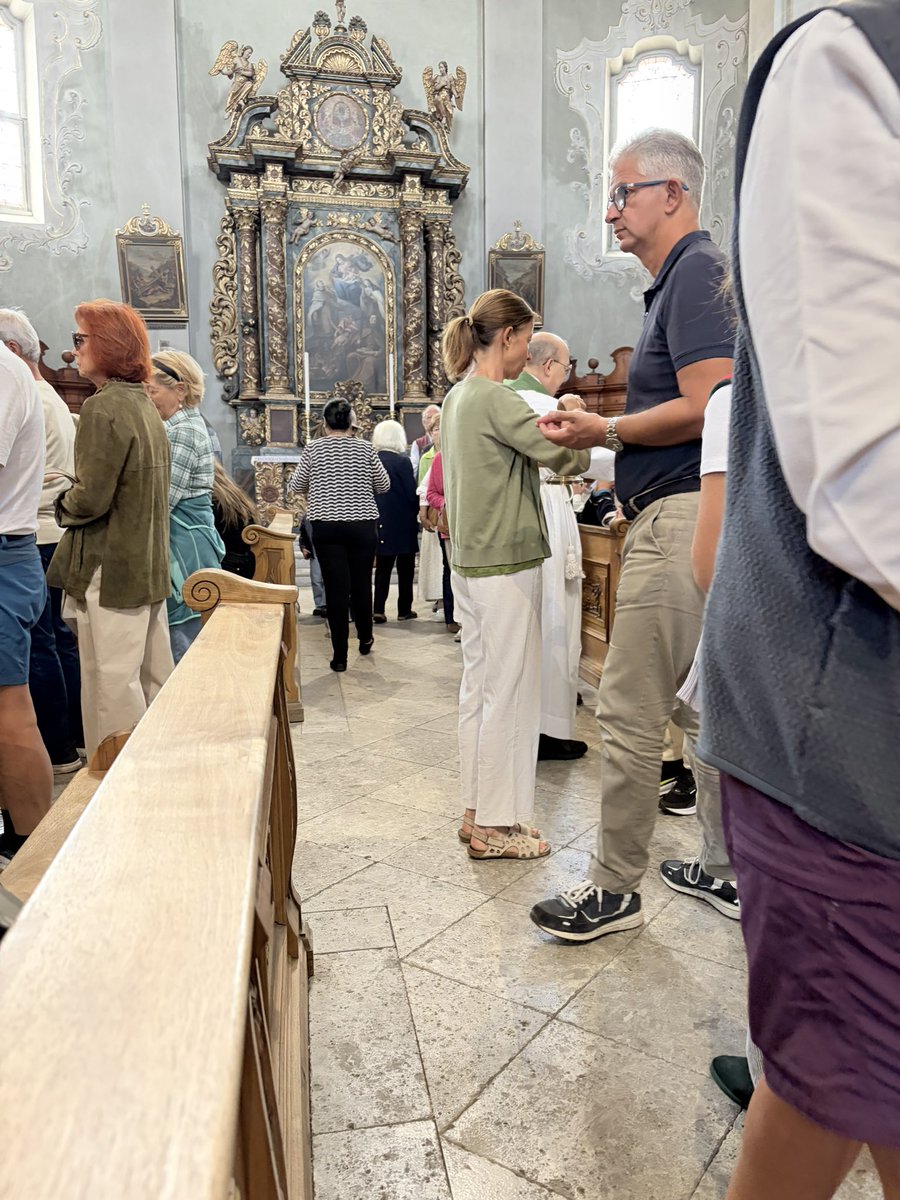 HaKejt's tweet photo. I jeszcze post scriptum. 
Spędziłam ostatnie dwa tygodnie we Włoszech. Nie uczestniczę już od dłuższego czasu w nowej mszy, byłam jednak naocznym świadkiem - zwiedzając różne sanktuaria- tego, dokąd ona prowadzi. Polska jest po prostu opóźniona ca. 60 lat. Na jednej z mszy NOM były trzy psy, jeden podchodził z właścicielem do komunii, komunii udzielały świeckie szafarki, jeden z wiernych sam wyjął sobie komunikant z puszki. W innym miejscu: kapłan po skończonej komunii usiadł na tron, podczas gdy puryfikował szafarz. Wiele sanktuariów, w których spoczywają relikwie męczenników i wielkich świętych jest profanowanych przez sztukę współczesną, całkowicie ignoruje się powagę miejsca świętego: ludzie wchodzą ubrani nie jak do miejsca świętego, a dosłownie jak na plażę: widziałam mężczyznę w kąpielówkach. I nie: to nie jest tylko wina wiernych. To przede wszystkim wina kapłanów- jako gospodarzy tych miejsc.
I bardzo mnie dziwi: że polscy księża, utrzymujący, że są tak bardzo konserwatywni, a przecież często pielgrzymujący do tych miejsc, nie widzą tego, co widzę ja i wielu innych świeckich. I, że nie potrafią bądź Nie chcą wyciągać wniosków.