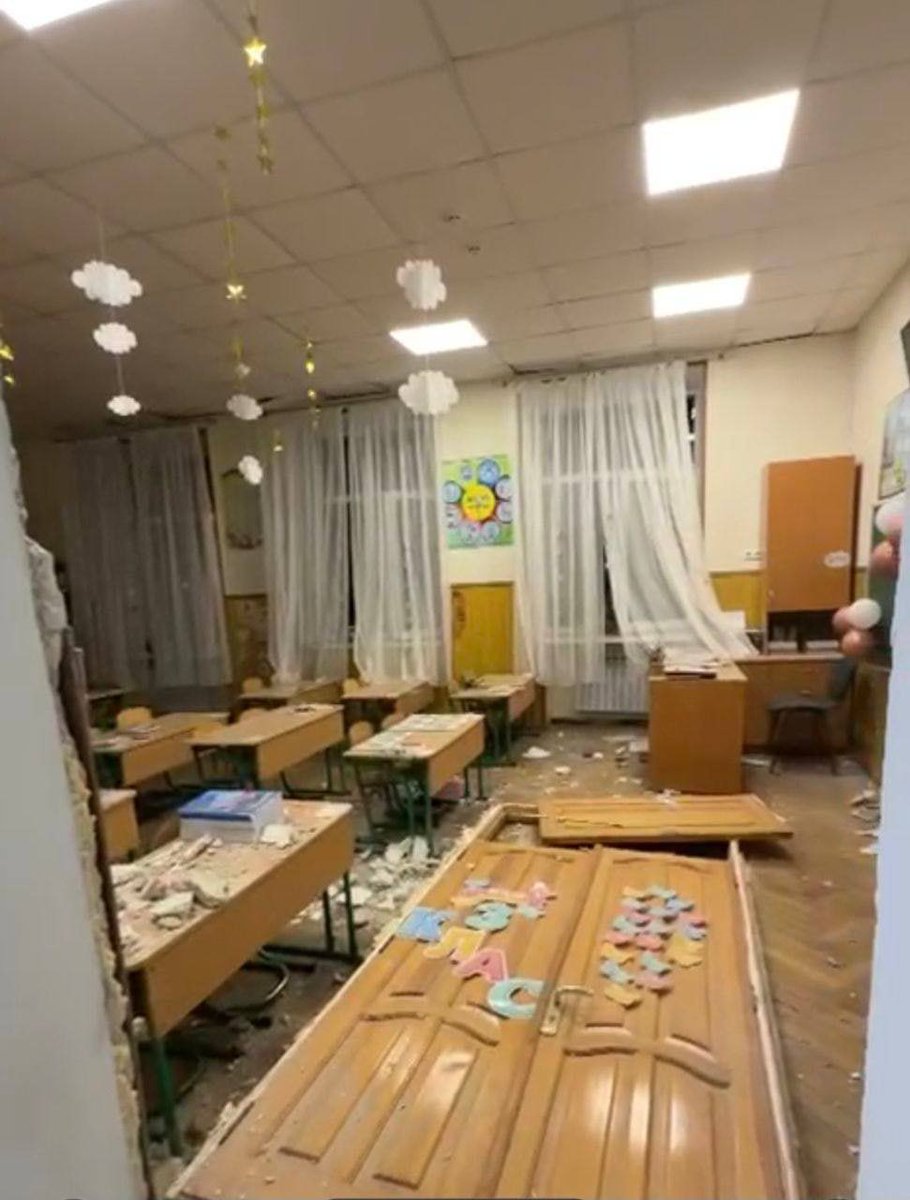 sultanbegova's tweet photo. 1 сентября в Одессе

Какой же пиздец. В нашей стране 1 сентября связано с трагедией в Беслане, где погибли дети. И как же это чудовищно и лицемерно, поздравлять детей с 1 сентября и тут же бомбить украинские школы. Ёбанные нелюди. Ёбаное кремлёвское хуйло, когда же ты сдохнешь? https://t.co/sufFf13bXm