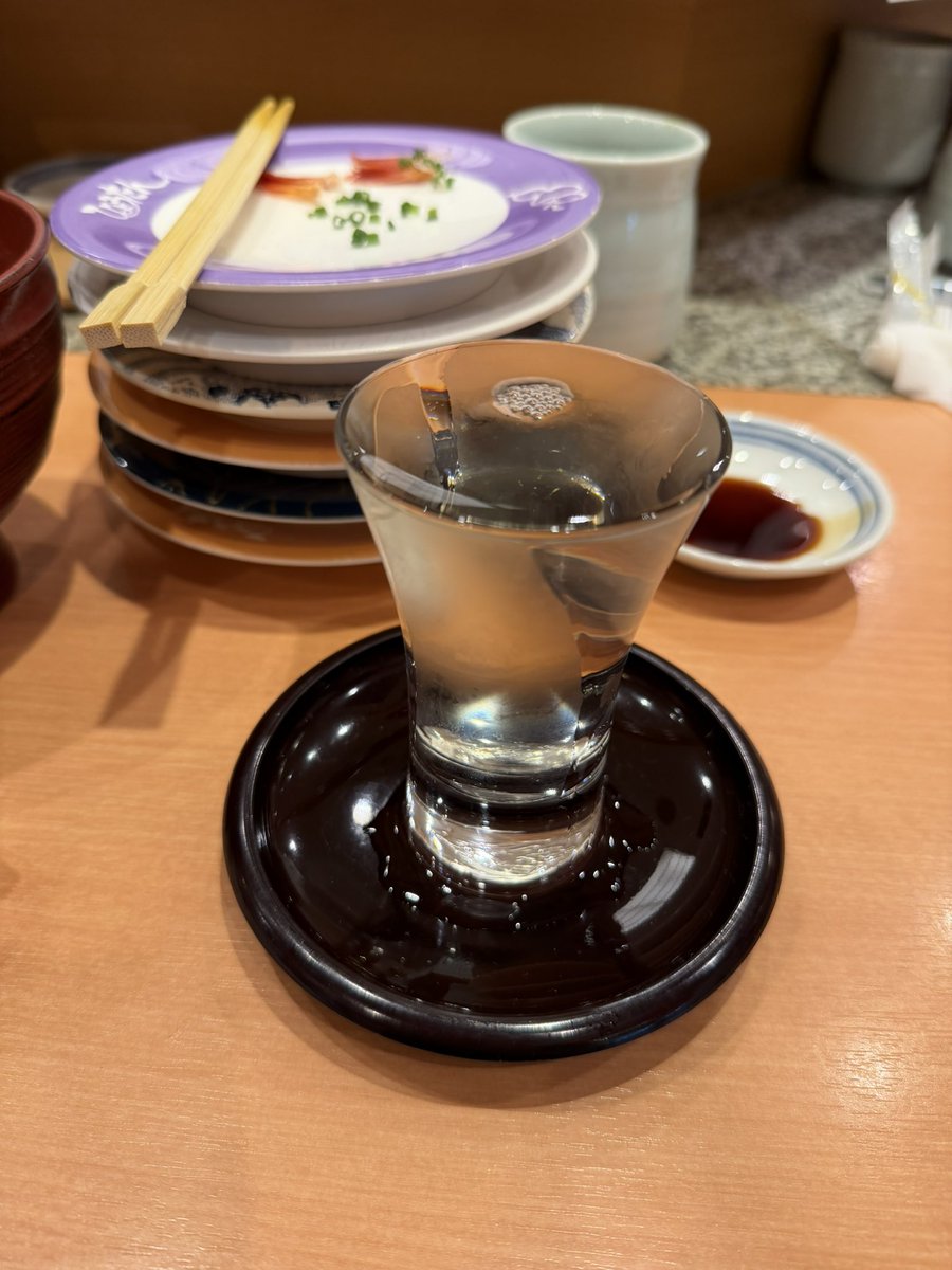 yo501mo's tweet photo. 横に座った明らかに年下であろう兄ちゃんが美味しそうに日本酒飲むから、つられて昼から日本酒を浴びるように飲んだ🍶
ええ子やった。 https://t.co/vRZUjKBU4l