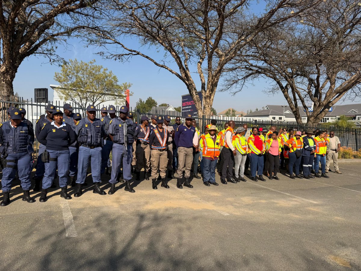 deptoflabour's tweet photo. [📸 Happening Now] Deputy Minister Jomo Sibiya together with the Executive Mayor of the City of Joburg, Cllr @DadaMorero addressing the Multidisciplinary Parade ahead of our Multidisciplinary High Impact Blitz Inspection in the @CityofJoburgZA Metro. https://t.co/2bP4QGapWJ