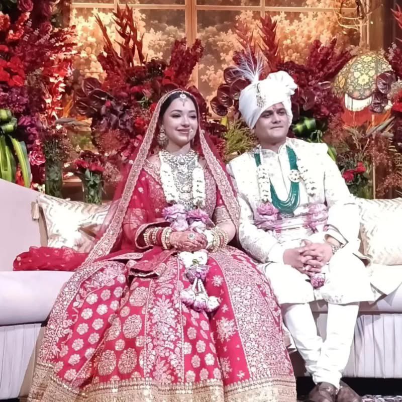 lahgnis's tweet photo. प्रिय अनिरुद्ध (सुपुत्र अल्पना भाभी- रितेश भाई विधायक मुरादाबाद) प्रिय नित्या (सुपुत्री हेमंत भाई एवं भाभी जी) के भव्य परिणय की हार्दिक बधाई । नव वर-वधू को आशीर्वाद । भाइयो एवं भाभियो द्वारा प्रेमीय आतिथ्य का साभार 🙏🙏#alpnariteshgupta #mlariteshgupta https://t.co/i0K6GWrdGv