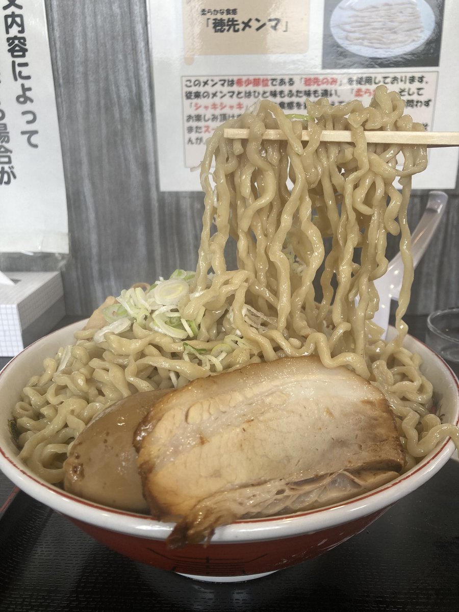 hasuraamen's tweet photo. 自家製太麺渡辺さま
らー麺超特大🍜
隣の並・大の初見リーマン2人組に
サイレント挑み圧勝🎉🤣
ワシ感ありつつもズバズバ啜れる
ノンストップ渡麺🤤スープもtpも良き😋
お初のフォロワーさんにもご挨拶(´∀｀)
お声がけどーもでしたっ
本日もご馳走様でした！
ありがとうございました

#自家製太麺渡辺 https://t.co/lCKFHWiLIr