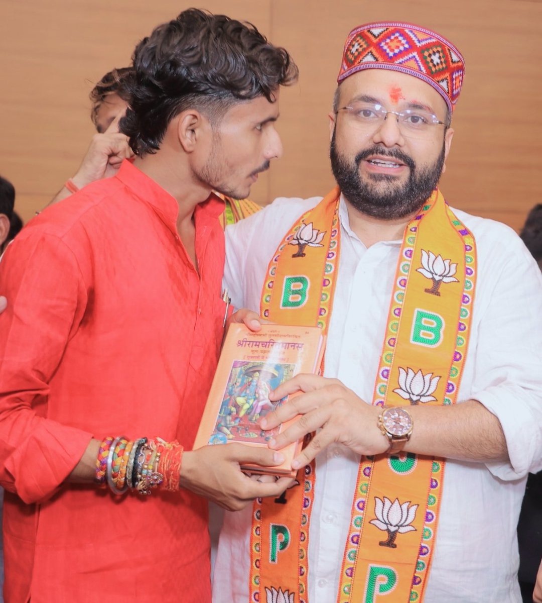 krishnasingh1_'s tweet photo. नई दिल्ली 📍📍

आज़ नई दिल्ली में भारतीय जनता युवा मोर्चा के नवनियुक्त राष्ट्रीय अध्यक्ष व बड़ोदरा– गुजरात से युवा मा० सांसद डॉ० हेमांग जोशी जी भाई साहब से स्नेहिल मुलाकात कर नवीन दायित्व प्राप्त करने पर शुभकामनाएं प्रेषित किया।
@drhemangjoshimp @BJYM @BJYM4UP https://t.co/m5bQVCgRlx