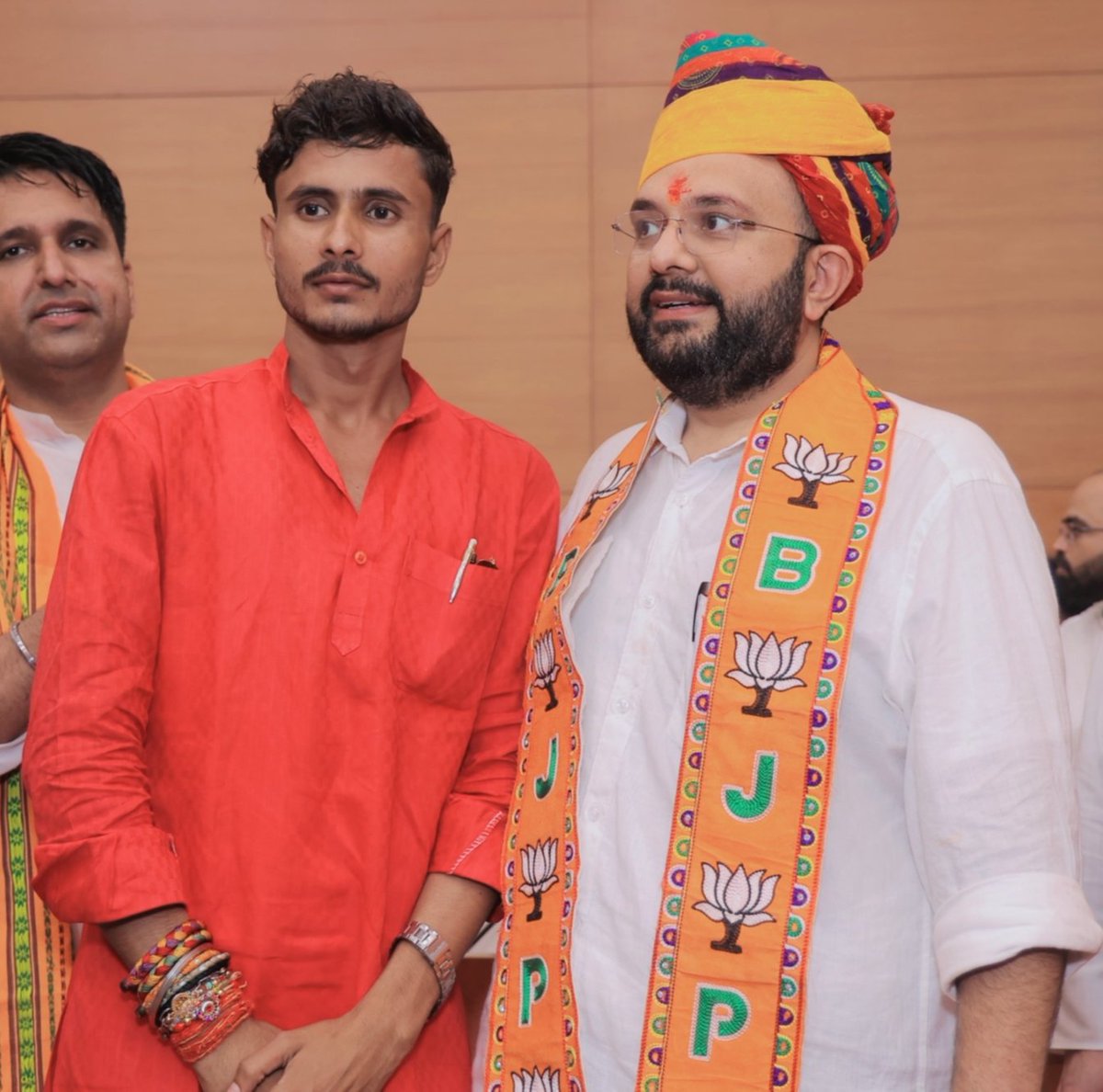 krishnasingh1_'s tweet photo. नई दिल्ली 📍📍

आज़ नई दिल्ली में भारतीय जनता युवा मोर्चा के नवनियुक्त राष्ट्रीय अध्यक्ष व बड़ोदरा– गुजरात से युवा मा० सांसद डॉ० हेमांग जोशी जी भाई साहब से स्नेहिल मुलाकात कर नवीन दायित्व प्राप्त करने पर शुभकामनाएं प्रेषित किया।
@drhemangjoshimp @BJYM @BJYM4UP https://t.co/m5bQVCgRlx