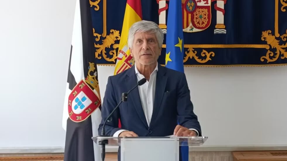 MPSnoserinde's tweet photo. 🚨 ¡DIMISIÓN INMEDIATA DE GRANDE-MARLASKA! EL MINISTRO NO PUEDE SEGUIR NI UN MINUTO MÁS

La orden del ministro exigiendo a la Policía que certifique la implicación de Rabat, cuando sus propios servicios de inteligencia ya han entregado las pruebas al juez, es la gota que colma el vaso. 

Esta maniobra para fabricar una coartada de ignorancia y usar a los agentes como escudo humano inhabilita por completo a Grande-Marlaska para seguir al frente de la seguridad nacional.

Quien purga a los funcionarios que vigilan la frontera, ignora los informes de guerra híbrida y finge enterarse por la prensa de lo que firma su propia unidad de inteligencia, debe ser cesado de inmediato. 
La permanencia del ministro en el cargo es una humillación insostenible para las fuerzas de seguridad y un peligro directo para la soberanía de España.

¿Vais a acudir hoy a las convocatorias para exigir en la calle la salida inmediata de este ministro y la protección real de nuestras fronteras?