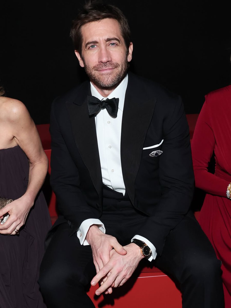 Flaco0216's tweet photo. Jake Gyllenhaal hizo gala de un estilo clásico impecable durante su paso por un evento de Bvlgari en Italia. https://t.co/eHF6JsIm4y