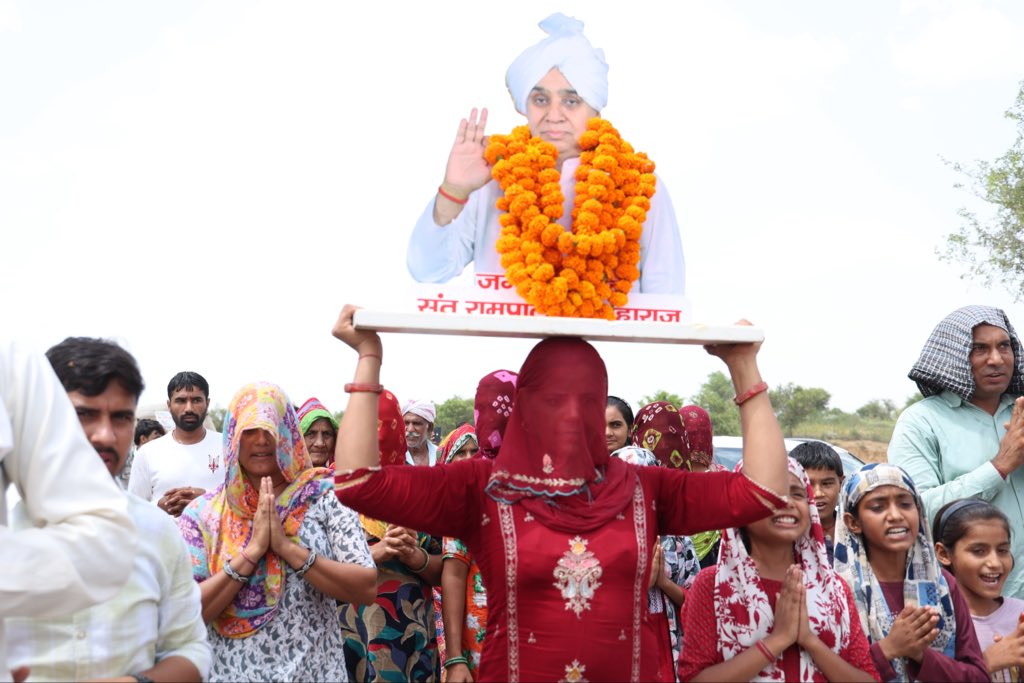 SatlokChannel's tweet photo. संत रामपाल जी ने गौशाला को दिया 600 क्विंटल निःशुल्क चारा, महिंद्रा ट्रैक्टर 475 DI एवं ट्रॉली (डंपर) | श्री जसनाथ जी गौशाला समिति, पुनरास, तारानगर, चुरू (राजस्थान) https://t.co/thB8NxqXuJ
