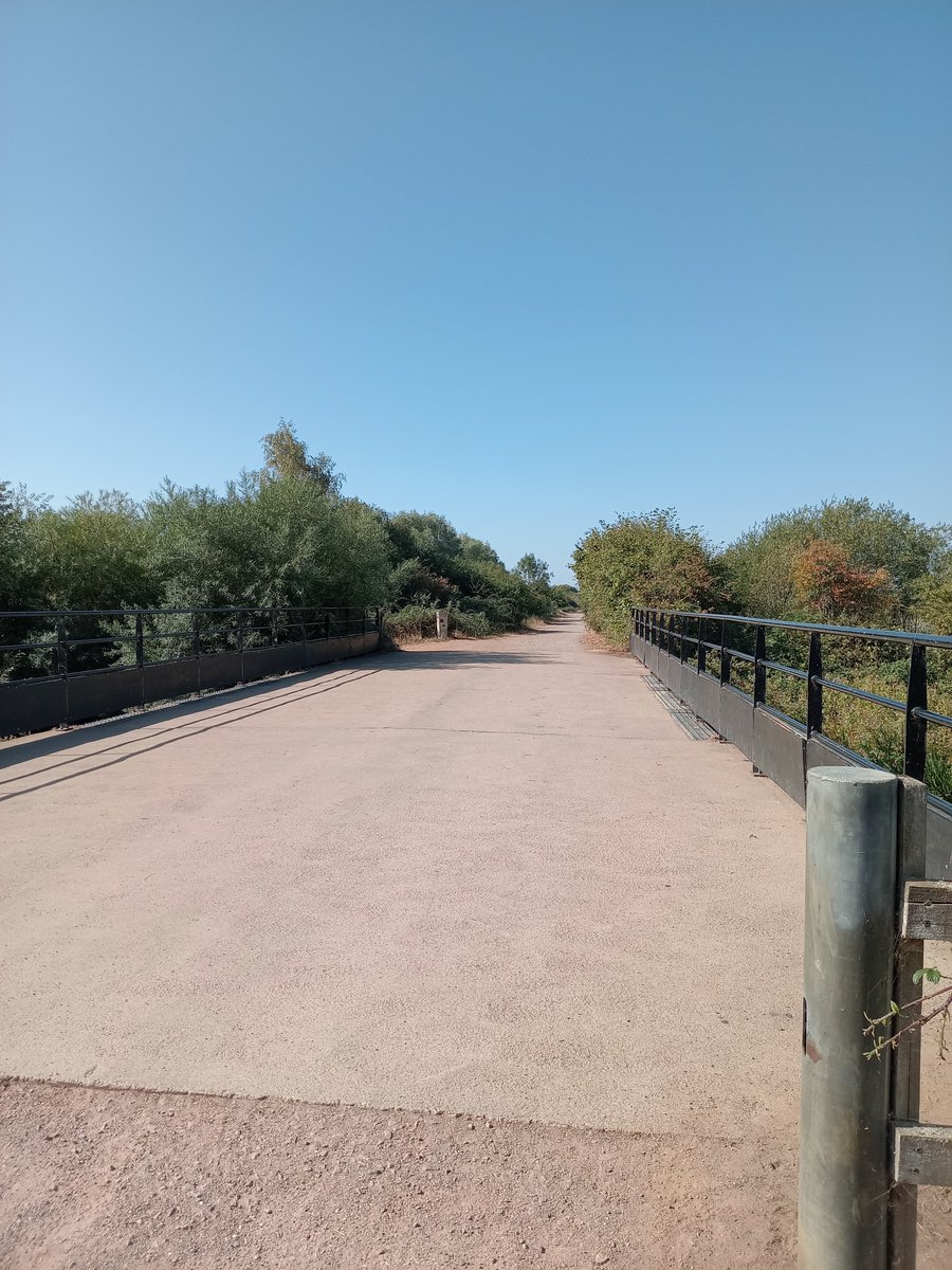 phil0073's tweet photo. Over a river bridge on the #Greenway , on the old #LNWR #railway route #NeneValleyRailway in #StanwickLakes #Northamptonshire.#PhilOnaBike #WednesdayWander #FootpathFriday #BywayFriday https://t.co/4eWgkOgzev