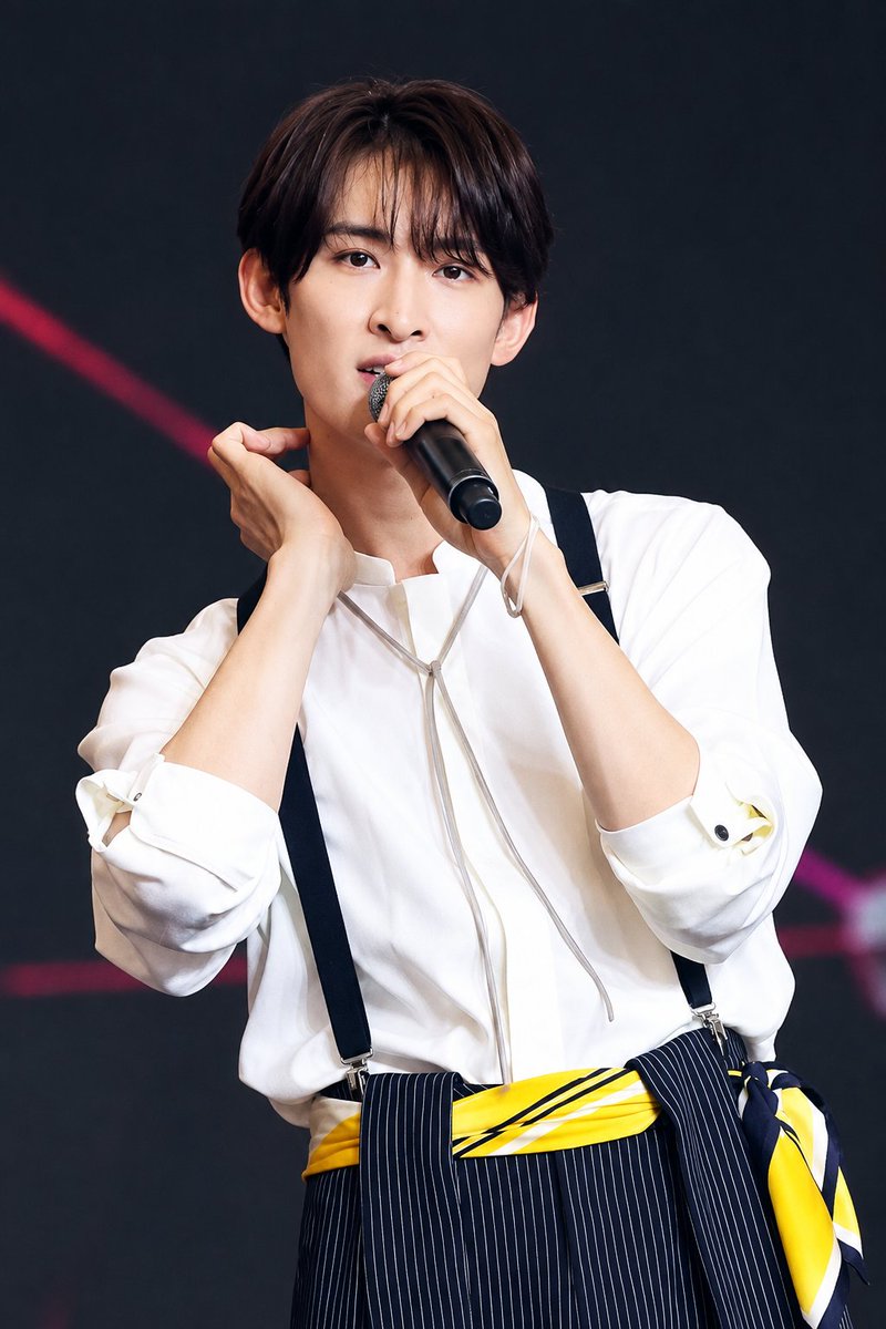 fanSN_info's tweet photo. 【予約受付中】

9月28日発売
『CLASSY. 11月号』

表紙を飾るのは、#SnowMan 向井康二さん

人気連載「#TOKYO恋する1軒目」では、
居酒屋＆ミュージックバーを舞台に
“大人なギャップ”を感じさせる
デート風カットをたっぷり全10P掲載

ぜひお早めのご予約をおすすめします▼
https://t.co/h9PR8PgKja https://t.co/Nnk2zq1Xqb